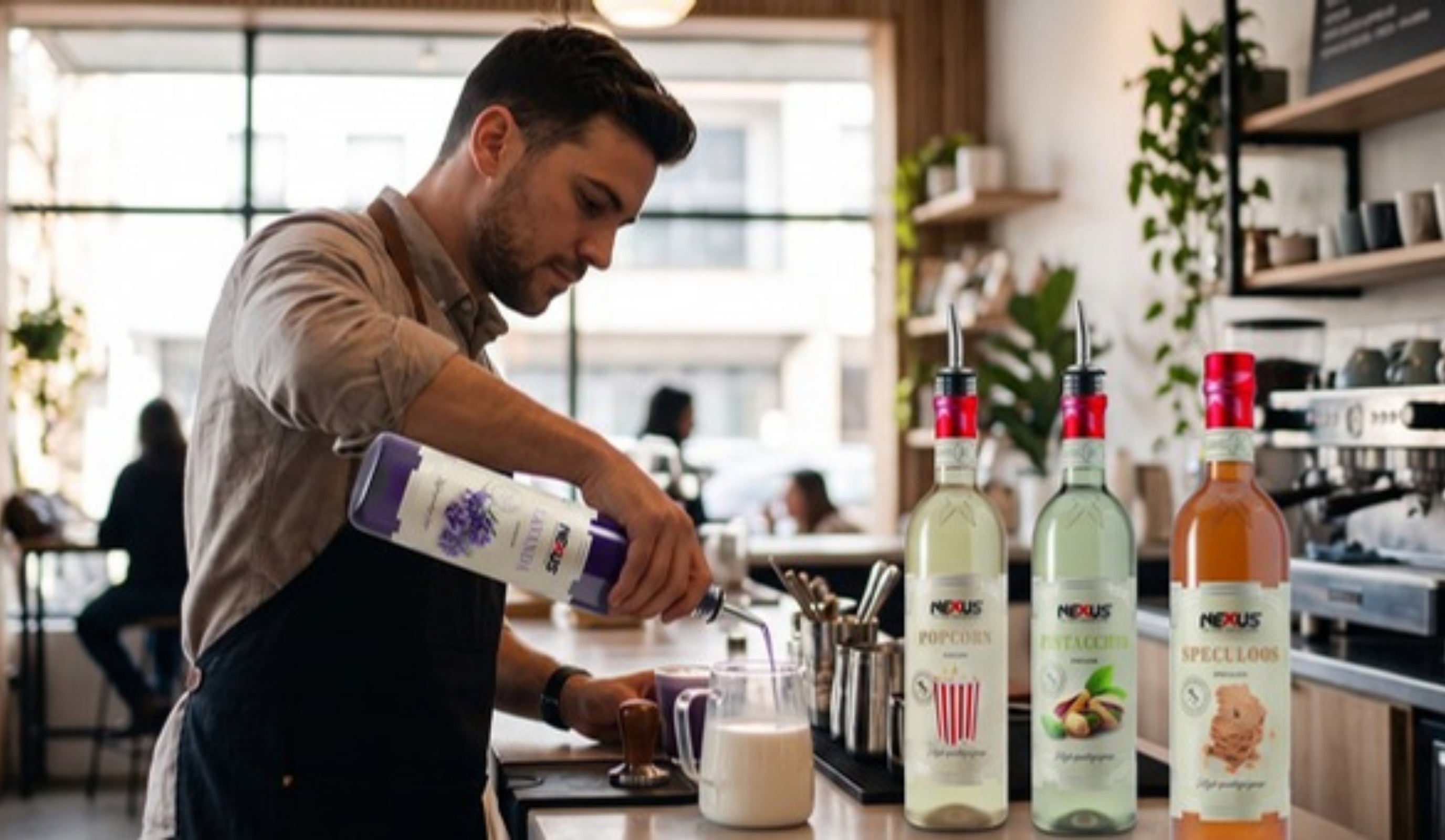 Barista sirviendo junto a botellas de syrup Nexus